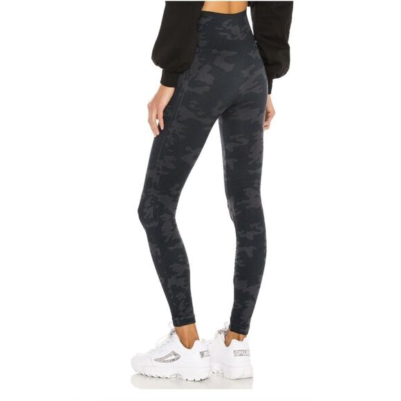 Spanx Look At Me Now Seamless Leggings in Black Camo Size Small - Picture 3 of 9